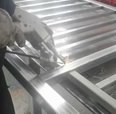 手持激光焊接機作業現場